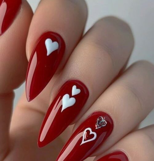 ناخن قرمز قلب عشق